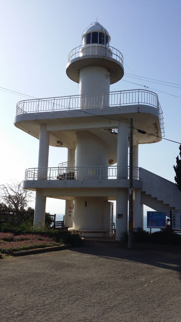 雑賀崎灯台の全体が収めた写真