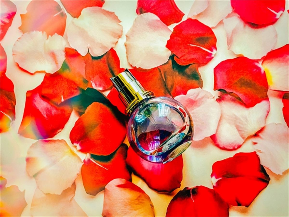 バラの花に包まれた香水